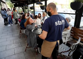 Carlos, experto hostelero desde 1973: “Lo más duro de la hostelería es encontrar el personal”