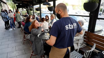 MADRID, 01/05/2021.- Un camarero trabaja durante su jornada laboral en un restaurante de Madrid. El sector de la hostelería ha cobrado protagonismo en Madrid en la pandemia y será un factor clave en las elecciones autonómicas, ya que pese a que su aportación al producto interior bruto es menor respecto a otras comunidades autónomas, la posibilidad de mantener los negocios abiertos con determinadas restricciones ha supuesto un respiro para empresarios y clientes. EFE/Mariscal