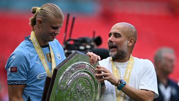 Erling Haaland y Pep Guardiola, jugador y entrenador del Manchester City, posan con el trofeo de la Community Shield.