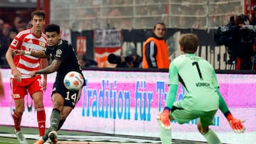 Bayern Munich's Colombian forward #14 Luis Diaz (C) scores his team's first goal past Union Berlin's Danish goalkeeper #01 Frederik Ronnow during the German first division Bundesliga football match between 1 FC Union Berlin and FC Bayern Munich in Berlin on November 8, 2025. (Photo by Odd ANDERSEN / AFP) / DFL REGULATIONS PROHIBIT ANY USE OF PHOTOGRAPHS AS IMAGE SEQUENCES AND/OR QUASI-VIDEO