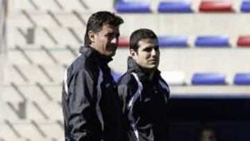 <b>PENSATIVO. </b>Míchel, ayer, observando el entrenamiento.