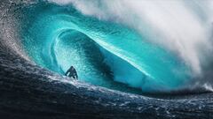 El surfista Chris Shanahan surfeando en Western Australia una ola gigante.