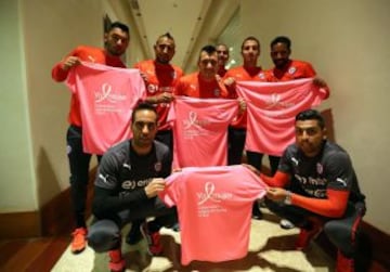 Millar, Vidal, Medel, Silva, Carmona, Beausejour, Bravo y Jara también se cuadraron con el mes internacional del cáncer de mama.