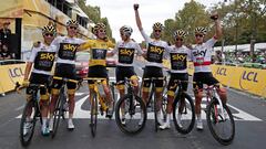 Los ciclistas del equipo Sky, con Geraint Thomas y Chris Froome a la cabeza, celebran la victoria del ciclista gal&eacute;s en la general del Tour de Francia 2018.