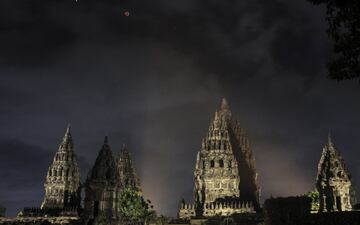Imagen del eclipse lunar 2018 desde el templo de Yogyakarta, Indonesia.