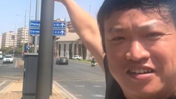 Un chino que vive en Sevilla alucina con la temperatura de la ciudad frente a un termómetro: “Se pueden freír huevos”