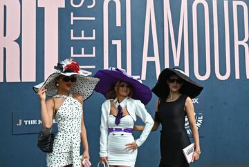 La primera carrera de obstáculos, en el Aintree Grand National, se celebró en 1803, cuando los jóvenes oficiales se desafiaron a correr en plena noche. Encima de sus uniformes vestían pijamas y gorros de dormir.