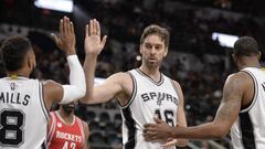 TX50. SAN ANTONIO (ESTADOS UNIDOS), 09/11/2016.- Pau Gasol (c) de los Spurs celebra su anotaci&oacute;n con Patty Mills (i) y LaMarcus Aldridge contra los Rockets, este 9 de noviembre de 2016, durante un partido de la NBA en San Antonio, Texas (Estados Unidos). EFE/DARREN ABATE