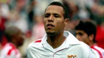 <b>CONTRASTADO. </b>Luis Fabiano, espiado por los grandes.