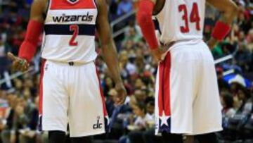 John Wall dialoga con Paul Pierce durante el partido.