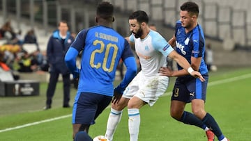 EPA9746. MARSELLA (FRANCIA), 13/12/2018.- Adil Rami (c) del Olympique de Marsella disputa un bal&oacute;n con David Faupala (d) del Apollon Limasson durante el partido disputado ante el correspondiente al grupo H de la Liga Europa de la UEFA, hoy en Marse