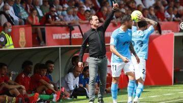 Etxeberria da instrucciones durante el partido ante el Ibiza.