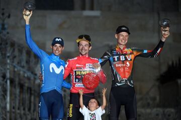 España decepcionó en Giro, Tour y Vuelta y, por primera vez en la historia, no consiguió ni una sola victoria parcial en ninguna de las tres carreras. En el Giro, Bilbao quedó 13º y se firmó el segundo peor balance del Siglo XXI. En el Tour, el peor de lo que va de centuria, Mas acabó sexto. El balear maquilló el 2021 nacional con su podio en La Vuelta, segundo. Eslovenia, con un puñado de corredores de élite, amasó 32 dianas, sólo siete menos que España. Gran Bretaña (41 triunfos) y Colombia (45) bajaron sus prestaciones en parte por el declive de Froome, Thomas, Nairo o Chaves, mientras las naciones históricas continúan con su dominio. Italia se anotó 91 éxitos; Francia, 80; Países Bajos, 73; y Bélgica, 71.