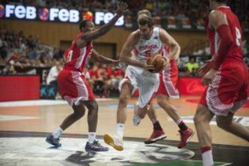 Rudy Fernández penetra entre la defensa Croata en un amistoso.