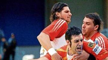 <b>BLOQUEADOS. </b>El intento desesperado de Rubén Garabaya de deshacerse de sus rivales fue el reflejo del partido.