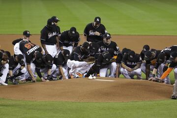 Cada miembro del equipo de los Marlins se acercó al montículo a escribir un mensaje en la tierra para José.