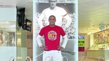 <b>"ESTOS SON MIS PODERES". </b>Eso parece decir Roberto Carlos posando con sus títulos en el Madrid.