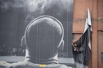 Operarios trabajando en la retirada del cartel del alero, LeBron James, en Cleveland (Ohio) tras el anuncio de su fichaje por los Ángeles Lakers. 