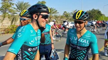 Bryan Coquard celebra con sus compañeros del Vital Concept su victoria en la primera etapa del Tour de Omán.