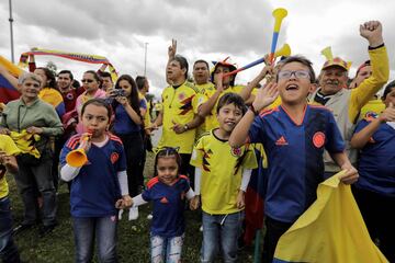 Miles de hinchas se tomaron las calles de la capital del país para demostrar su apoyo a la Selección Colombia.