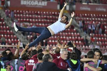 Los jugadores del equipo nazarÍ celebraron el ascenso a Primera. El entrenador, Diego MartÍneZ, manteado por su plantilla.