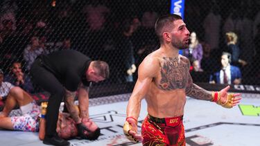 Ilia Topuria tras noquear a Max Holloway.