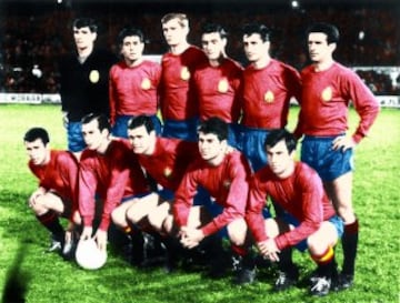 Formación de la seleccion española en 1964:  Iríbar, Olivella, Zoco, fusté, Calleja, Rivilla y Amancio, Pereda, Marcelino, Villa y Lapera. En el partido de ida de cuartos de final en Sevilla se produjo el debút de Iríbar.