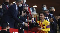 S.M. el Rey Felipe VI entregó el trofeo de la Copa a Leo Messi.