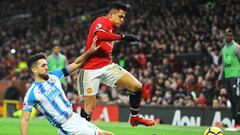 Manchester (United Kingdom), 03/02/2018.- Manchester United&#039;s Alexis Sanchez (R) is tackled by Huddersfield&#039;s Tommy Smith (L) during the English Premier League soccer match between Manchester United and Huddersfield Town at Old Trafford in Manch