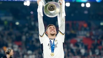 Valverde iza al cielo la Champions conquistada en Londres ante el Borussia Dortmund.