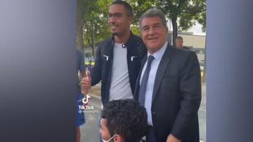 La cara y reacción de Laporta al oír, "se va Koeman, ¿no?"