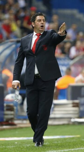 El entrenador del Benfica Rui Vito da instrucciones a sus jugadores, 