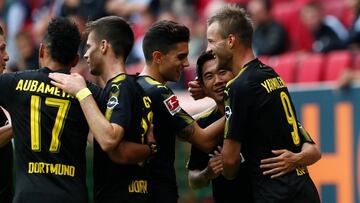 Soccer Football - Bundesliga - FC Augsburg vs Borussia Dortmund - Augsburg Arena, Augsburg, Germany - September 30, 2017   Borussia Dortmund&rsquo;s Shinji Kagawa celebrates scoring their second goal with team mates    REUTERS/Michaela Rehle    DFL RULES TO LIMIT THE ONLINE USAGE DURING MATCH TIME TO 15 PICTURES PER GAME. IMAGE SEQUENCES TO SIMULATE VIDEO IS NOT ALLOWED AT ANY TIME. FOR FURTHER QUERIES PLEASE CONTACT DFL DIRECTLY AT + 49 69 650050