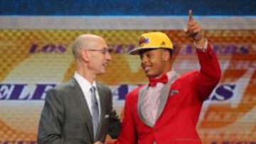 Adam Silver y D&#039;Angelo Russell durante el draft de 2015.