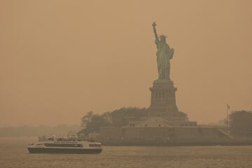 La Estatua de la Libertad, cubierta por un cielo lleno de neblina, es fotografiada desde el ferry de Staten Island.