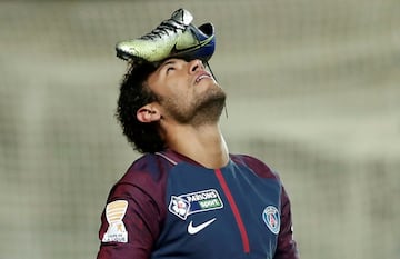 Neymar celebra su gol al Amiens en la Copa de la Liga Francesa haciendo malabares con la bota en su cabeza.