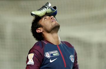 Neymar celebra su gol al Amiens en la Copa de la Liga Francesa haciendo malabares con la bota en su cabeza.