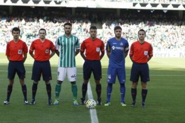 El árbitro Gil Manzano acompañado por sus asistentes Nevado Rodríguez y Costoya Rodríguez, el cuarto árbitro Fernández Fernández y los capitanes Jorge Molina y Pedro León. 