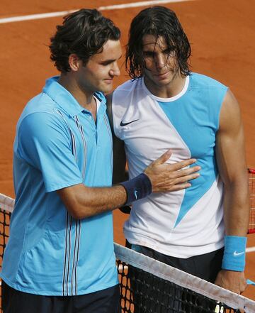 ¡°Lo siento mucho por Roger¡±. Eso fue lo primero que dijo Nadal tras ganar al suizo, que ya por entonces persegu¨ªa el ¨²nico grande que le faltaba para completar el Grand Slam (no lo conseguir¨ªa hasta 2009), en una segunda final en Roland Garros. Fue una de las muchas muestras de respeto mutuo que se han dedicado los dos gigantes en su carrera. Acab¨® 6-3, 4-6, 6-3 y 6-4. Con su tercer t¨ªtulo, igual¨® a Arantxa S¨¢nchez Vicario como el tenista espa?ol con m¨¢s entorchados en el Bosque de Bolonia.