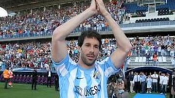 <b>ACLAMADO. </b>Van Nistelrooy saluda desde el césped luciendo la camiseta blanquiazul. Unos 14.000 aficionados le recibieron como a un ídolo.