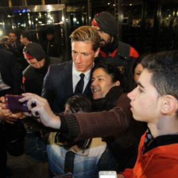 LLEGADA. El Atlético fue recibido por unos cien aficionados a su llegada a Barcelona. Torres fue de los más aclamados.