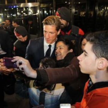 LLEGADA. El Atlético fue recibido por unos cien aficionados a su llegada a Barcelona. Torres fue de los más aclamados.