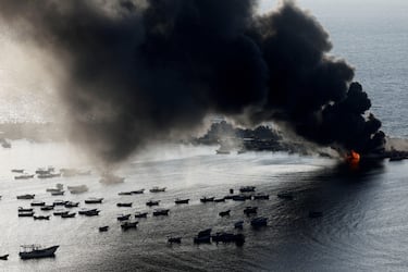 El humo se eleva despus de los ataques israeles contra el puerto martimo de la ciudad de Gaza.