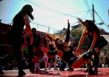 En Tepito, un barrio de Ciudad de México, se ha celebrado un campeonato de lucha al aire libre que busca promover el deporte entre los jóvenes para alejarlos de la criminalidad.