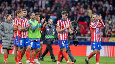 Los futbolistas del Atlético dan una vuelta de honor en el Metropolitano celebrando la victoria ante Osasuna y proclamarse campeones de invierno de la Liga.