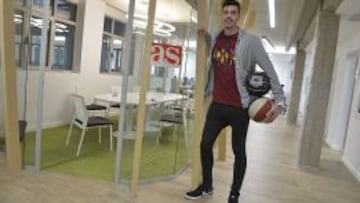 Álex Suárez en las nuevas dependencias de AS Bilbao.