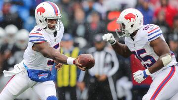 ORCHARD PARK, NY - OCTOBER 29: Tyrod Taylor #5 of the Buffalo Bills hands the ball to LeSean McCoy #25 of the Buffalo Bills during the first quarter of an NFL game against the Oakland Raiders on October 29, 2017 at New Era Field in Orchard Park, New York. Brett Carlsen/Getty Images/AFP
== FOR NEWSPAPERS, INTERNET, TELCOS & TELEVISION USE ONLY ==