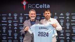 Carlos Mouri&ntilde;o y Eduardo Coudet posan con la camiseta del Celta durante el acto de renovaci&oacute;n del t&eacute;cnico argentino.