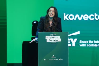 El 31 de marzo de este año, Lola Índigo recibió un premio al talento andaluz que recogió con gran orgullo al sentirse una andaluza universal. El pelo oscuro volvió a su vida, por ahora.