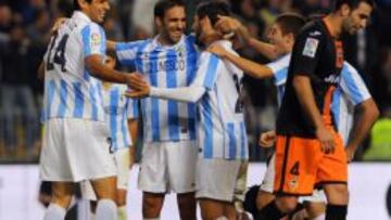 El M&aacute;laga celebra el gol de San Cruz al Valencia.